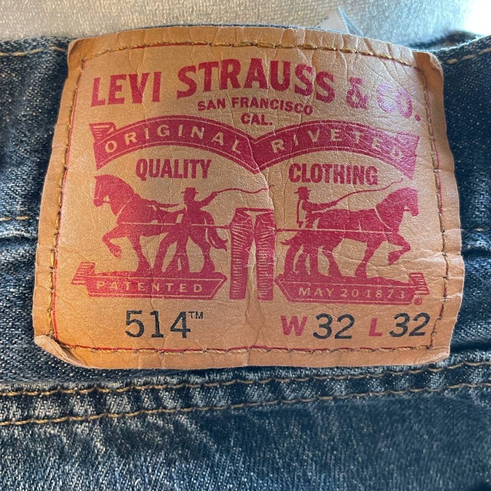 Levi’s 514. Men’s 32 W x 32 L. Distressed straight leg jeans